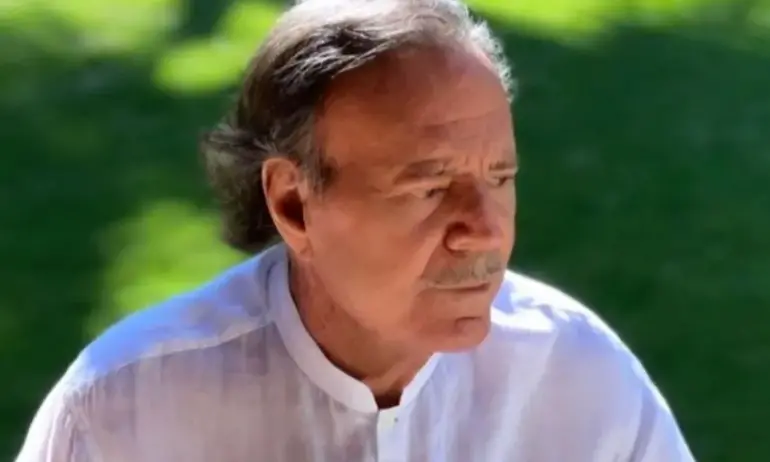 42 кг. зарзават и пилешко в багажа - задържаха Хулио Иглесиас на летището в Доминикана (ВИДЕО) - Tribune.bg