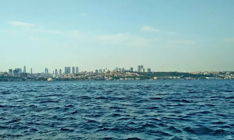 Босфорът блокира заради аварирал танкер - Tribune.bg