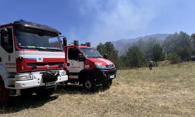 21 военни гасят пожара край село Илинденци - Tribune.bg