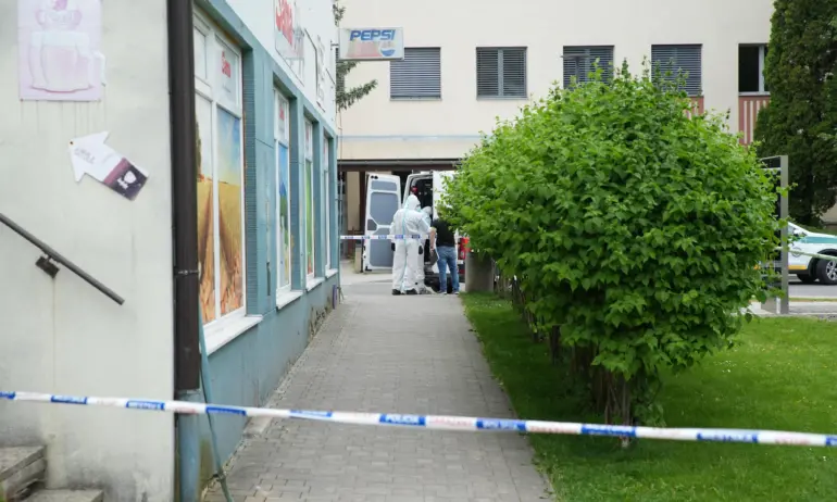 Местните медии в Словакия пишат, че нападателят се казва Юрай