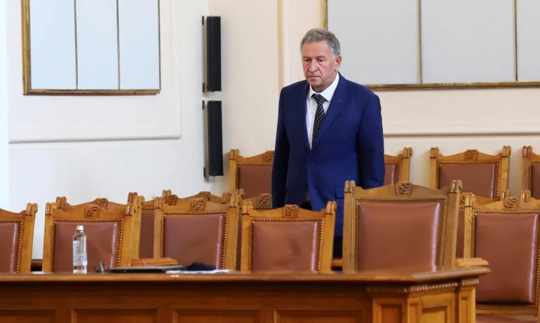 Противоречие: Кацаров в пленарната зала без маска, но с апел да се носят дори на открито - Tribune.bg