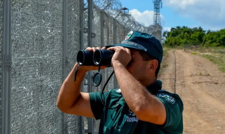 Задържаха каналджии и 36 незаконни имигранти, натъпкани в два автомобила - Tribune.bg