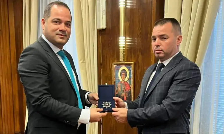 Шефът на Гранична полиция с отличие Почетен медал на МВР - Tribune.bg
