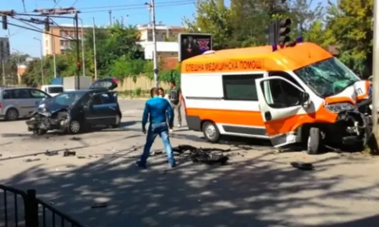 Линейка с болен пациент и автомобил се удариха в Шумен - Tribune.bg
