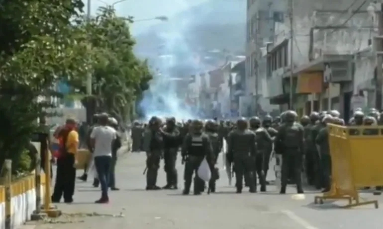 При опит за хуманитарна помощ: Стотици ранени на границата на Венецуела - Tribune.bg