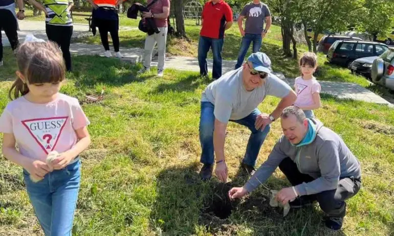 Членове и симпатизанти на ГЕРБ се грижат за природата и озеленяват Варна с 300 дръвчета - Tribune.bg
