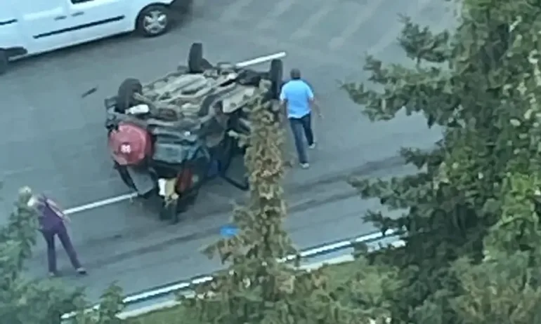 Кола се обърна по таван на столичния бул. България - Tribune.bg