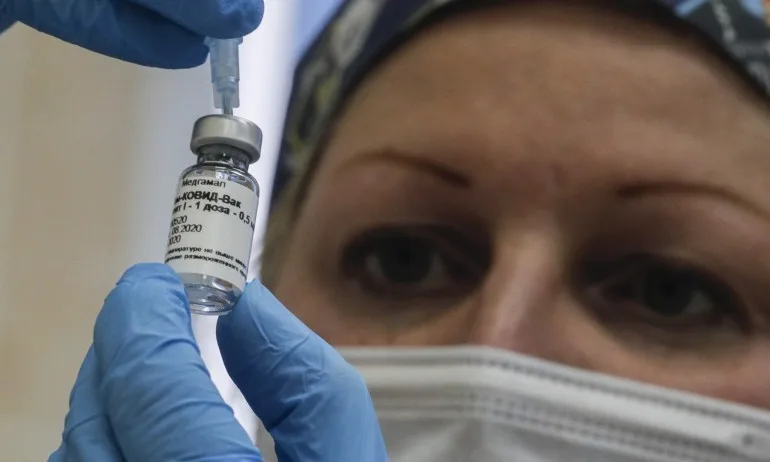 Журналистите сред първите получатели на коронавирусна ваксина в Русия - Tribune.bg