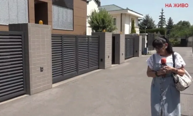 Ива Николова пред къщата на Трифонов: пита да не би да е отвлечен - Tribune.bg