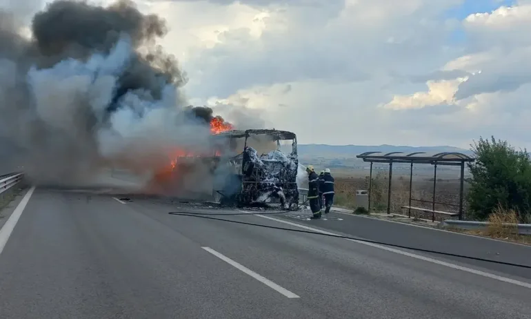 Нов инцидент: Автобус с близо 50 пътници се запали на АМ Тракия край Бургас - Tribune.bg