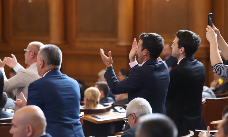 Четири часа по-късно: ПП успяха да напишат кратък пост в отговор на Трифонов - Tribune.bg