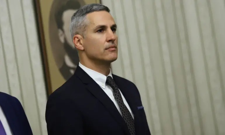 Андрей Гюров: Радев изгуби образа си на обединител, Конституцията му отесня - Tribune.bg