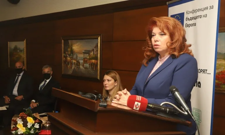 Йотова иска промяна на Дъблинския регламент - Tribune.bg