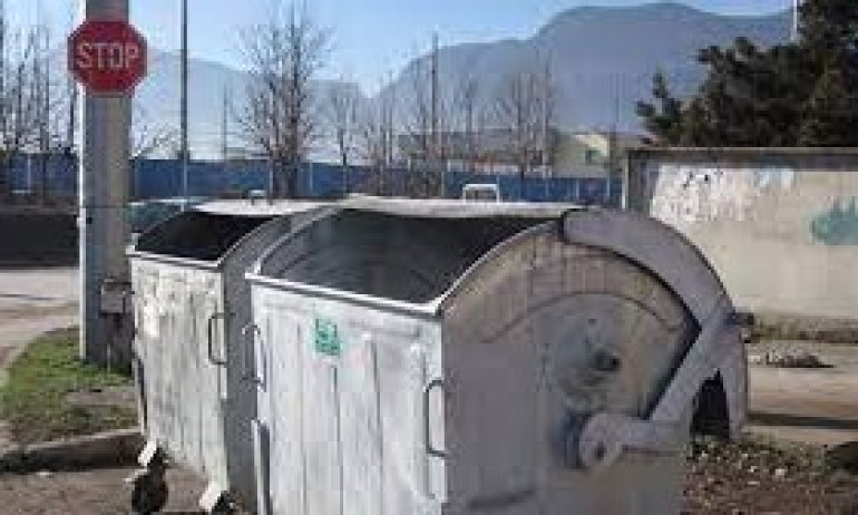 Намериха мъртво бебе в кофа за боклук, задържаха майката - Tribune.bg