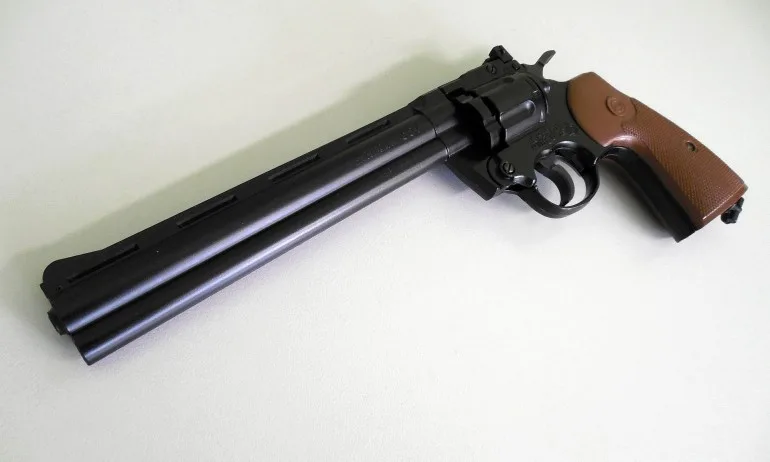 Търговците вече трябва да уведомяват за всеки продаден газов пистолет - Tribune.bg
