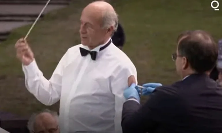 Унгарски диригент си сложи трета доза ваксина по време на концерт на открито в Будапеща (ВИДЕО) - Tribune.bg