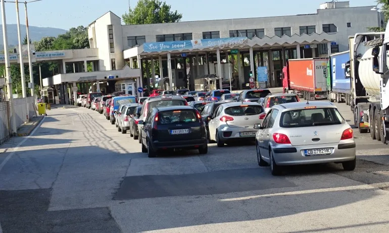 Гърция ще допуска от утре българи и с отрицателен бърз антигенен тест на хартиен носител - Tribune.bg