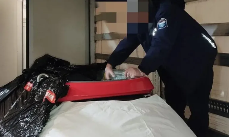Митничари задържаха сексуални стимуланти при проверка в района на Дунав мост 2 при Видин - Tribune.bg