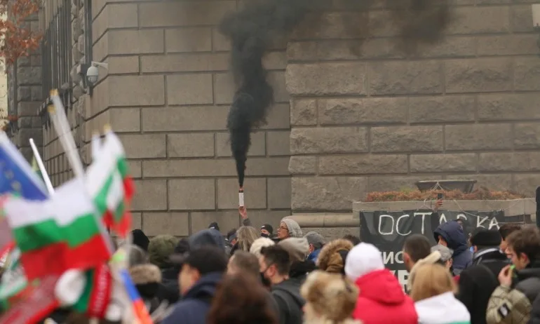 Напрежение и бомбички пред сградата на правителството - Tribune.bg