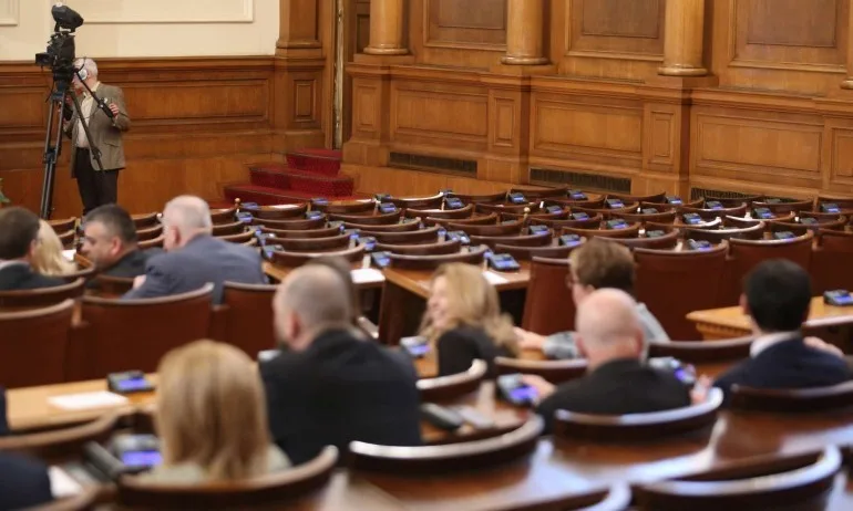 Парламентът обсъжда ветото на президента, БСП ги няма - Tribune.bg