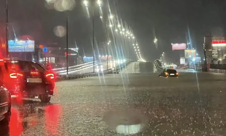 Ключови столични улици и булеварди бяха наводнени и непроходими през нощта - Tribune.bg