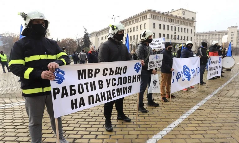 На метри едни от други: Протест на полицаите и контрапротест на Системата ни убива - Tribune.bg