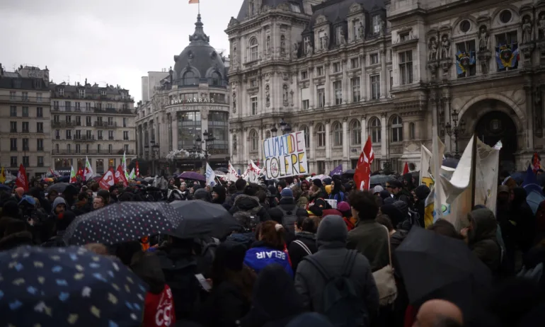 Конституционният съвет на Франция одобри вдигането на пенсионната възраст, тръгва нова вълна протести - Tribune.bg