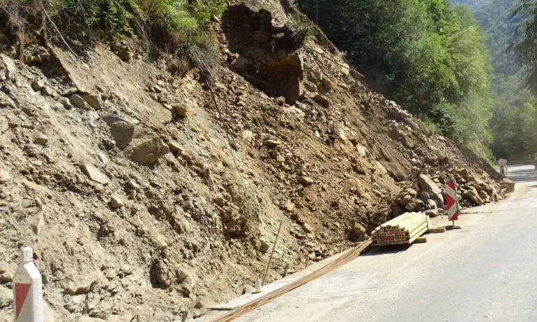 Свлачище блокира част АМ Струма, създава се организация за разчистването му - Tribune.bg