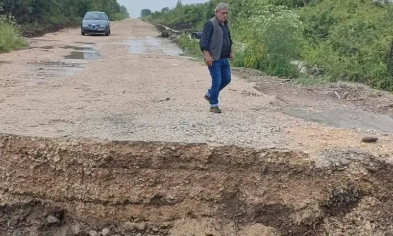 Обилните валежи оставиха село без път - Tribune.bg