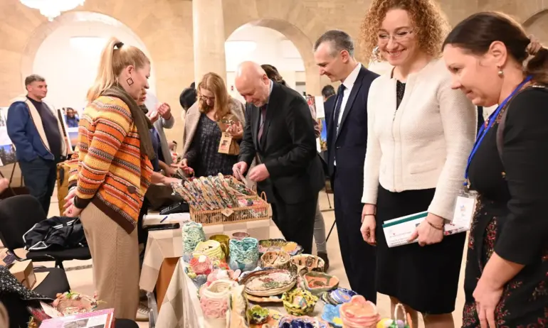 Трима министри откриха базар за мартенички - Tribune.bg