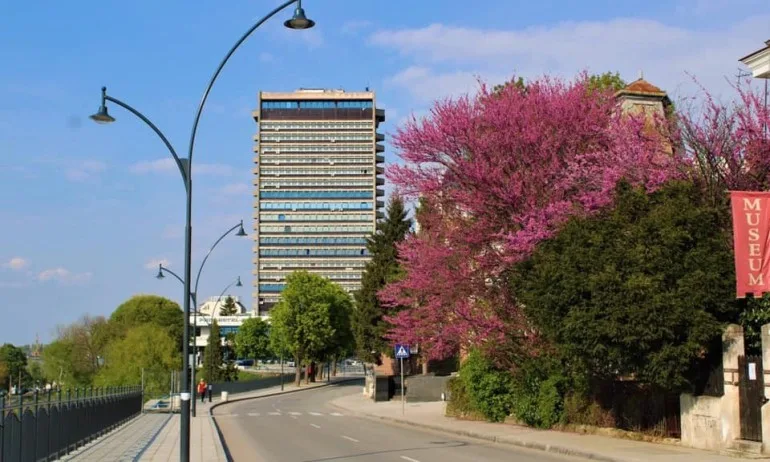 Свалят звезди и запечатват етажи от хотел Рига в Русе - Tribune.bg