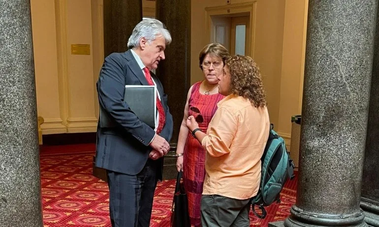 Рашков на сладка раздумка с Полина Паунова и бивша съдружничка на Божков в парламента (СНИМКИ) - Tribune.bg