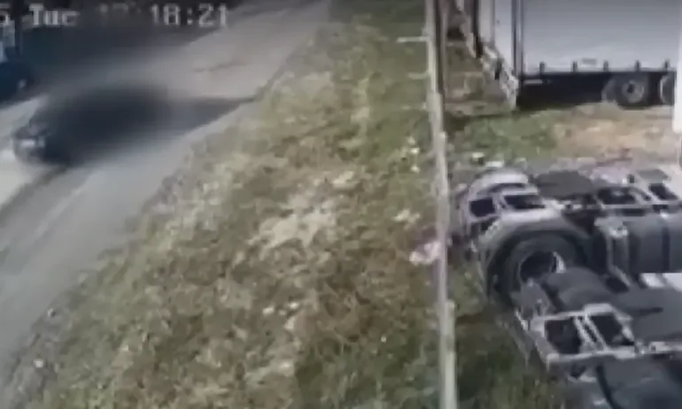 Гневен уволнен служител блъсна и влачи на капака на колата си бившите си работодатели - Tribune.bg