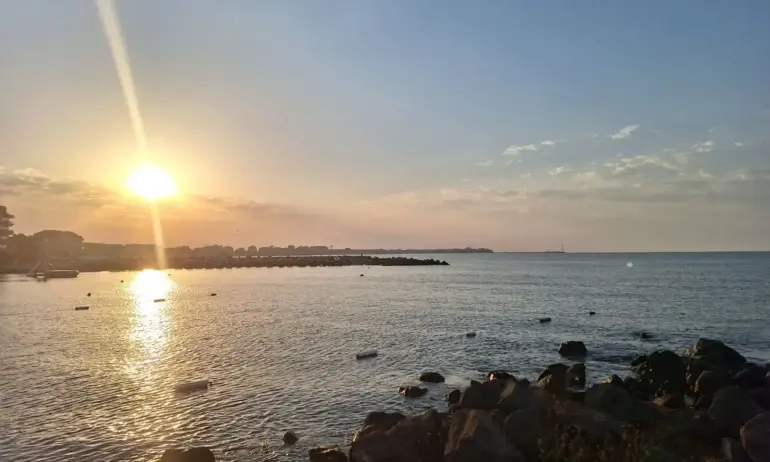 Горещо и слънчево време днес - Tribune.bg