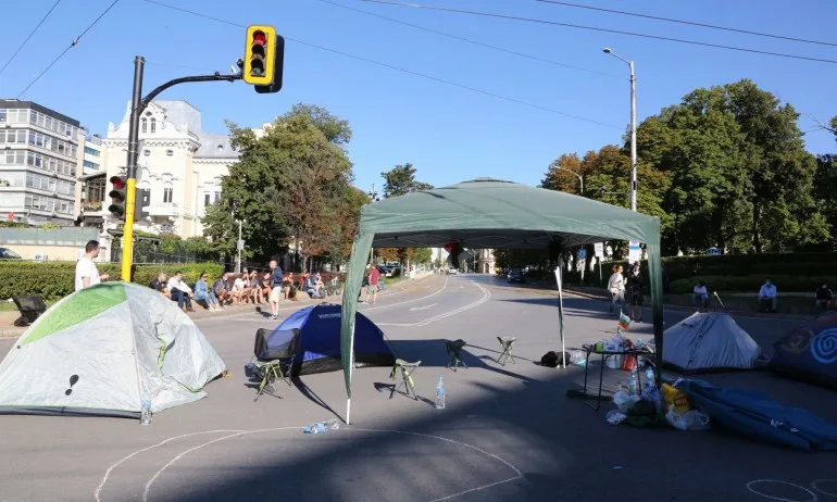Блокираха с палатки и кръстовището на СУ - Tribune.bg