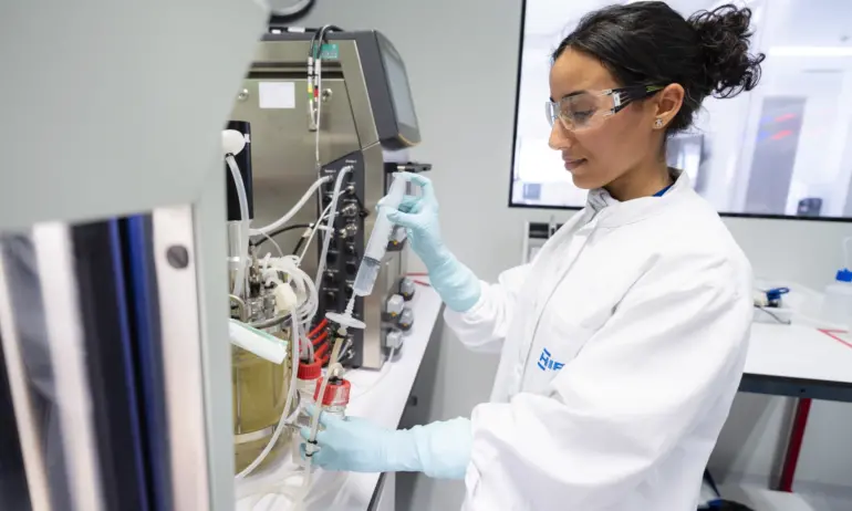 ЕМА одобри адаптираната ваксина срещу COVID-19. България ще получи 1,3 млн. дози - Tribune.bg