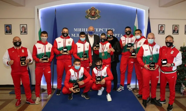 Кралев награди медалистите от Европейското първенство по бокс за юноши и девойки - Tribune.bg