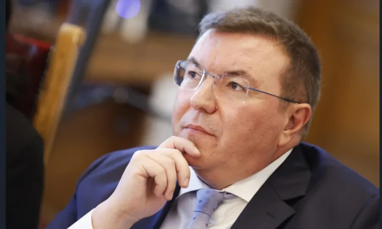 Проф. Ангелов към Василев: Искате повече заплати за медиците, но по-малко приходи за болниците - Tribune.bg