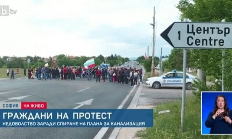 Граждани блокираха Ломско шосе заради обещани ВиК проекти - Tribune.bg