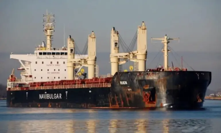 Корабът се насочва към СомалияИндийски военноморски кораб, специално разгърнат за