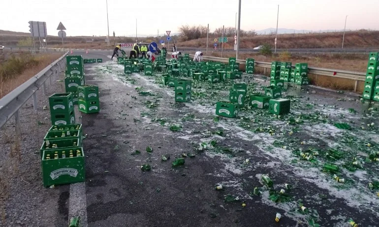 Бира и зърно се разпиляха по Е-79 след два инцидента край Благоевград - Tribune.bg