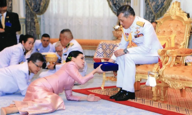 Кралят на Тайланд се ожени за бодигардката си - Tribune.bg