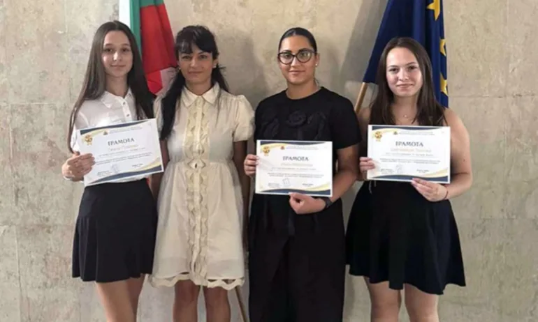 Четири девойки от Луковит бяха наградени от областния управител - Tribune.bg