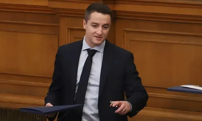 Явор Божанков срещу БСП за военната помощ за Украйна - Tribune.bg