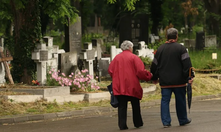 Общинските съвети уреждат управлението и вътрешния ред в гробищните паркове, реши парламентът - Tribune.bg