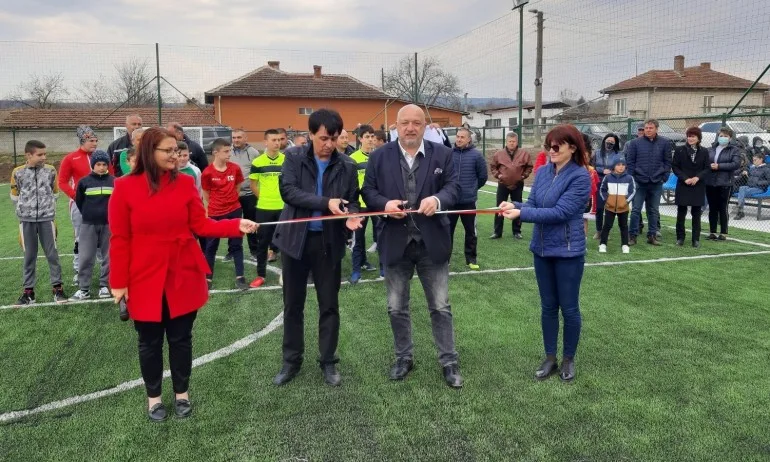 Красен Кралев откри игрище за мини футбол в с. Цонево - Tribune.bg
