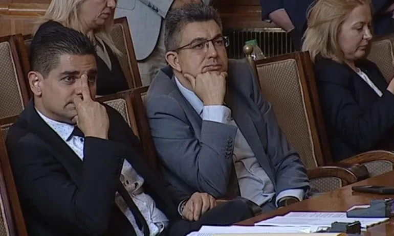 Бъдещият спортен министър на ИТН показва среден пръст в НС - Tribune.bg