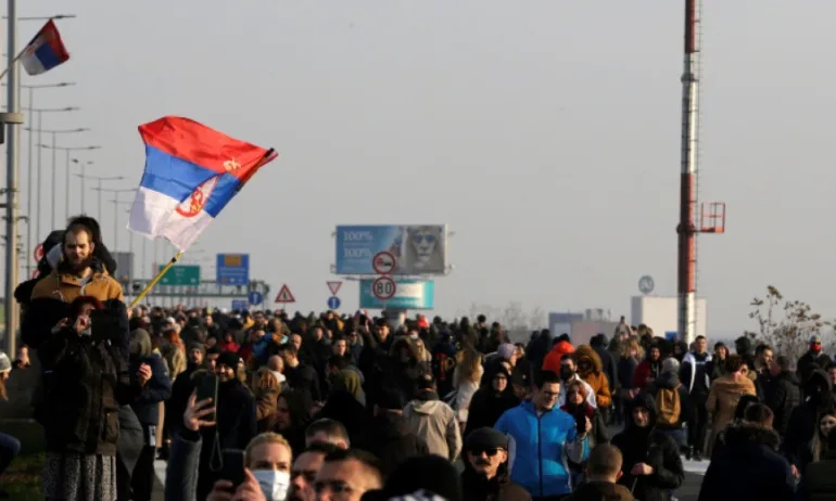 Антиправителствени протестиращи почетоха жертвите от трагедията в Нови Сад