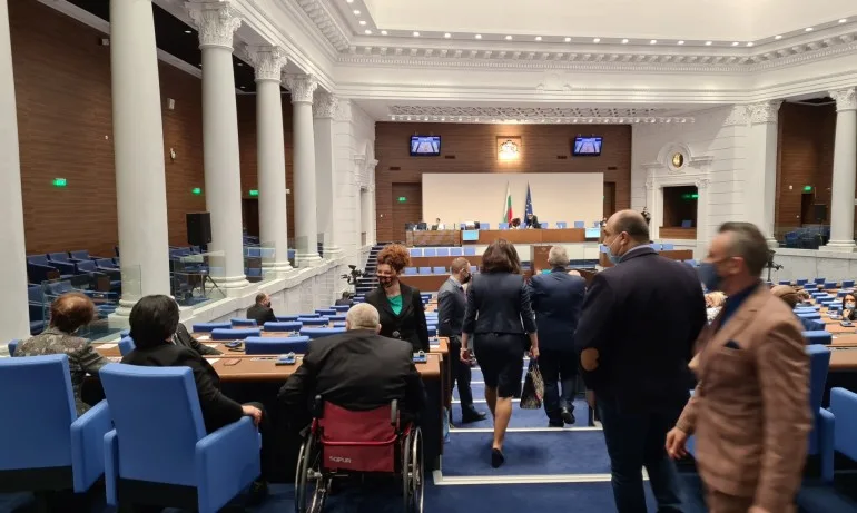 Депутатите увеличиха с две години мандата на членовете на КЗК - Tribune.bg