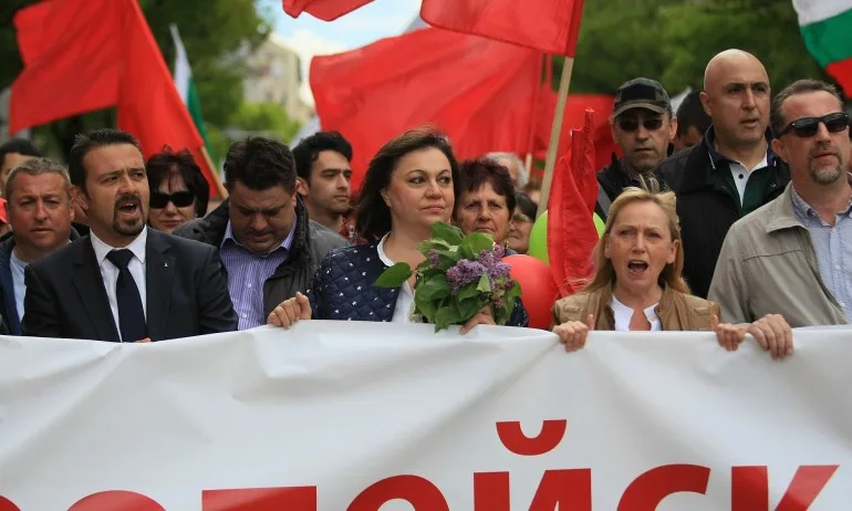 Сърпове и чукове с превес над националния флаг на митинга на БСП - Tribune.bg